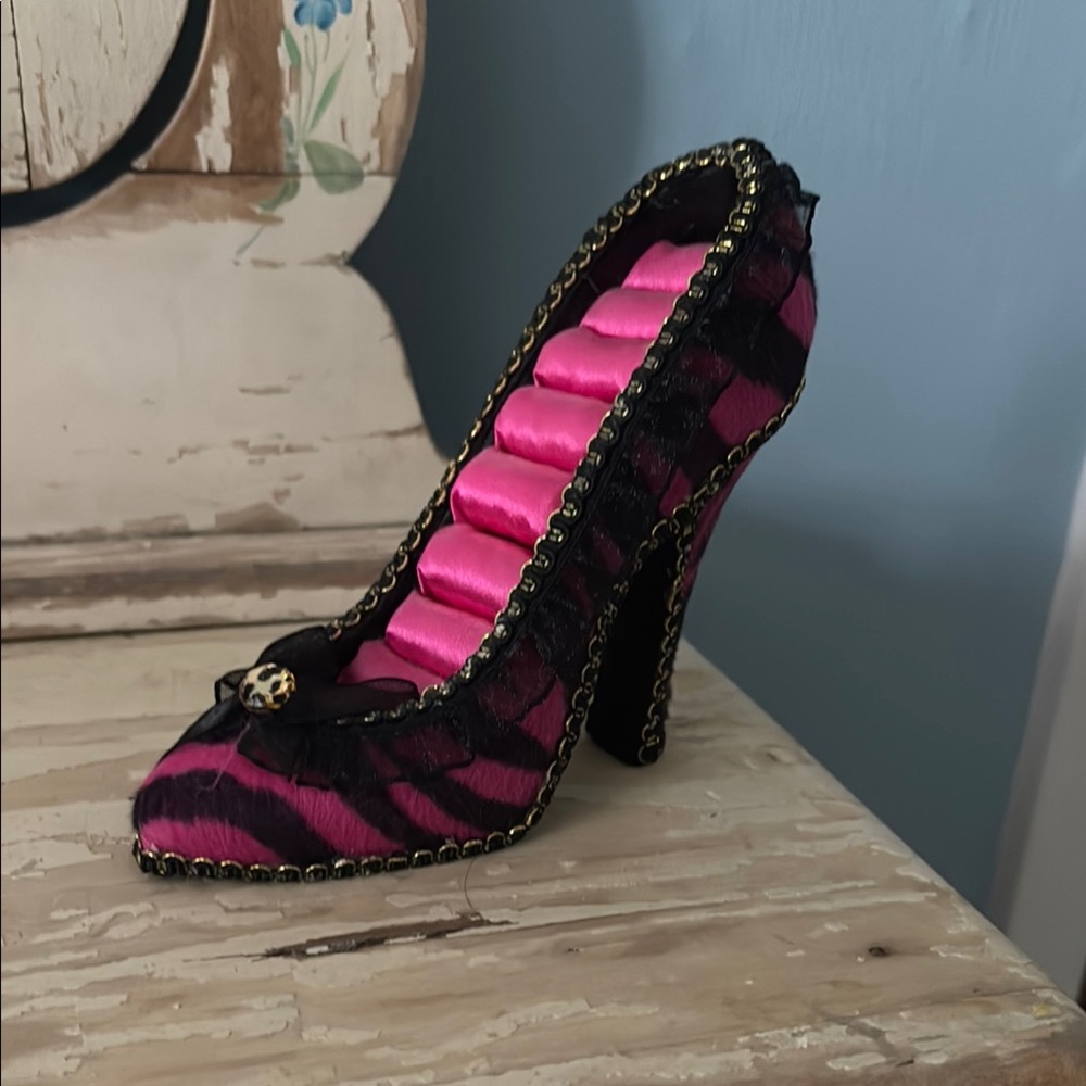 Elegant Pink and Black Women's Heel shoe ring holder